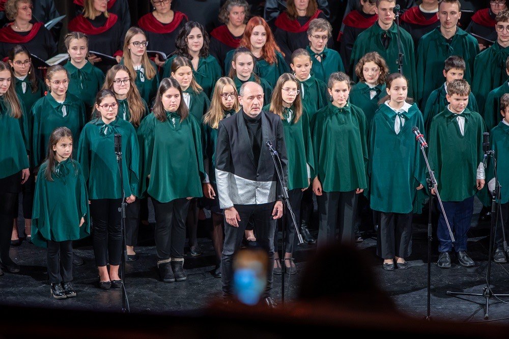 Kréninger László és a Weiner Leó Énekes Iskola kórusa