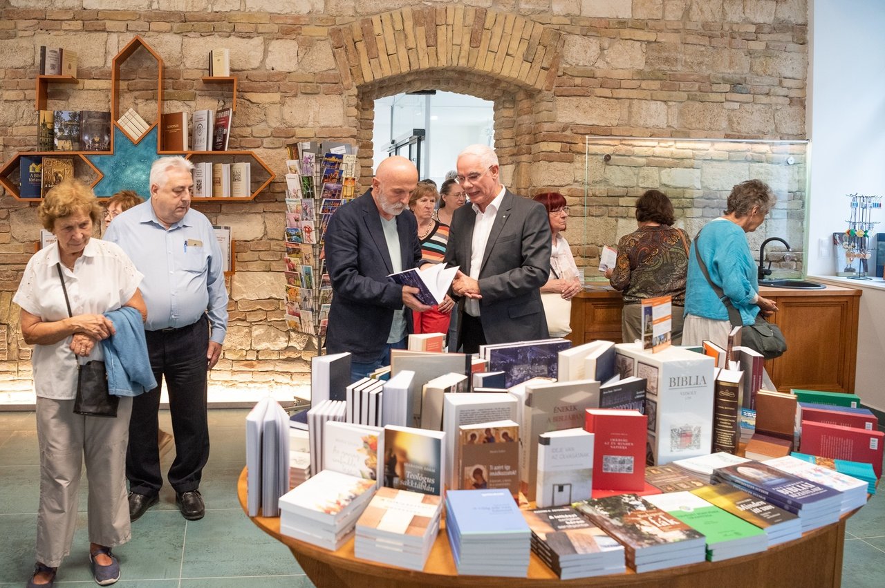 bibliás_könyvesbolt_parokia_fotó_füle_tamás_balog_zoltan_visky_andras