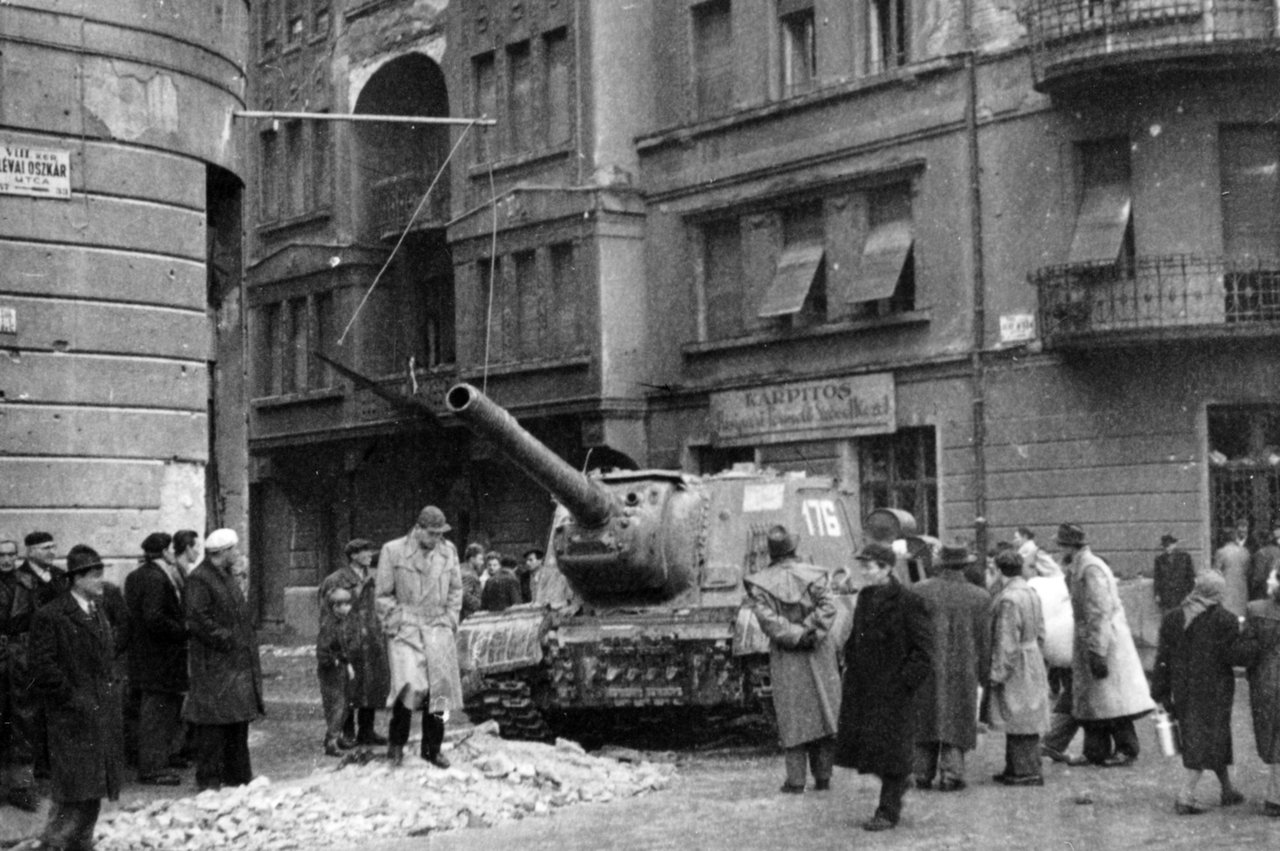 Magyarország, Budapest VIII. Fecske (Lévai Oszkár) utca a Déri Miksa utcai kereszteződésnél. Harcképtelenné tett ISZU-152-es szovjet rohamlöveg. Foró: Fortepan/Zajti Ferenc