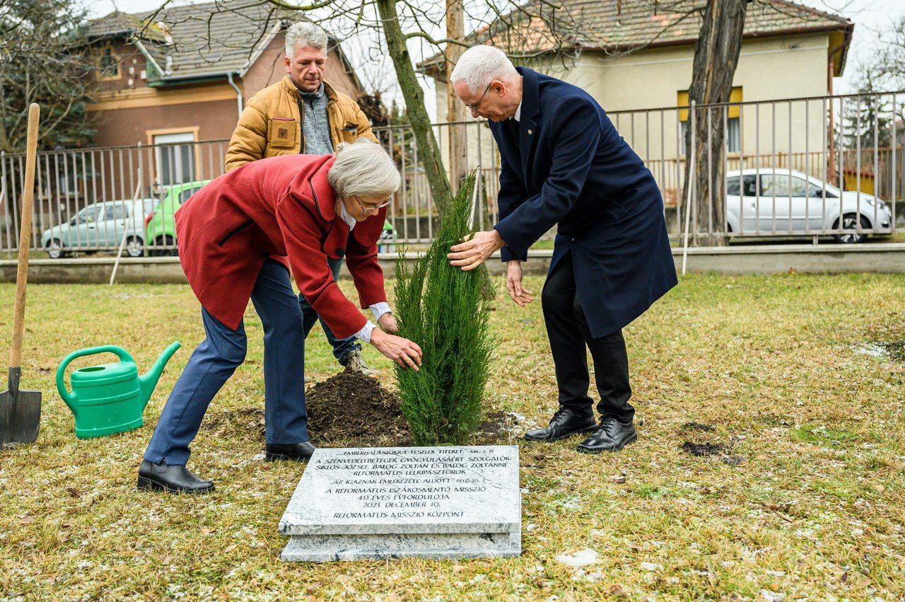 Némethné Balogh Katalin és Balog Zoltán. Siklós József, Balogh Zoltán, Balogh Zoltánné Emlékfa ültetés Missziói Központ - 2021. december 10. Fotó: Sebestyén László